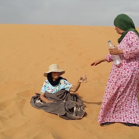ホテル Restcamp Ergchebbi メルズーガ エクステリア 写真